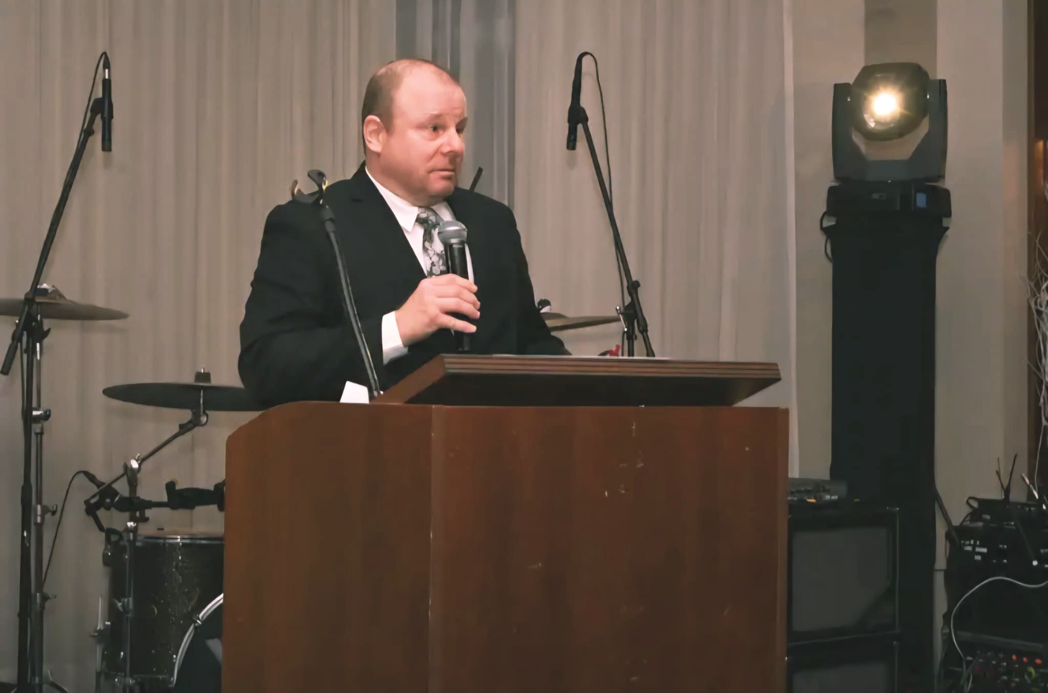 Bill Gilbert giving a speech